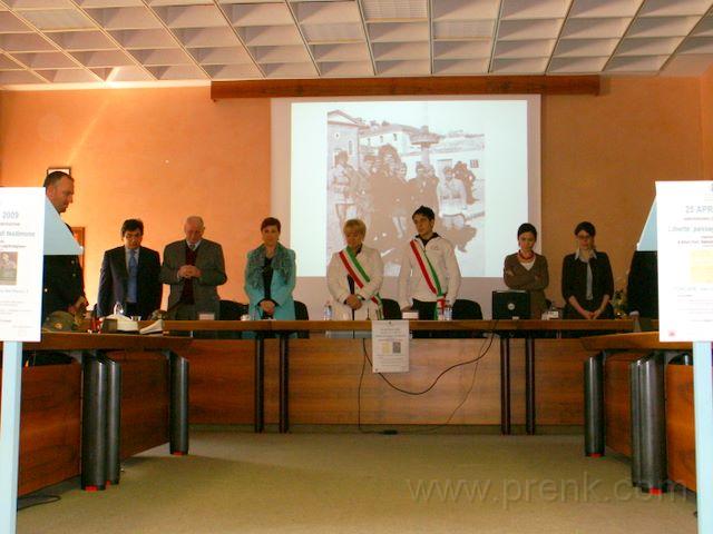 pict1532.jpg - Un momento di racoglimento per le vittime della Resistenza